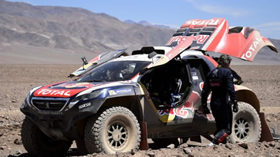 Ex campeón del Rally Dakar volcó tras chocar contra una roca