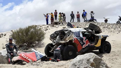 Carlos Sainz se despide del Dakar