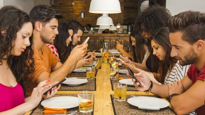 La factura que nos pasará la adicción al celular