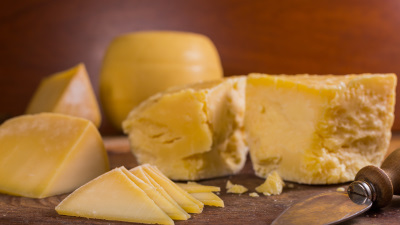Científicos argentinos ensayan métodos para acelerar la maduración de quesos