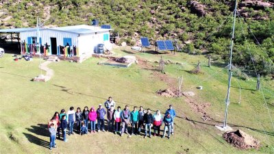 Instalan paneles solares en una escuela