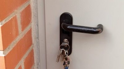 Dejó la llave de la puerta puesta del lado de afuera y le entraron a robar
