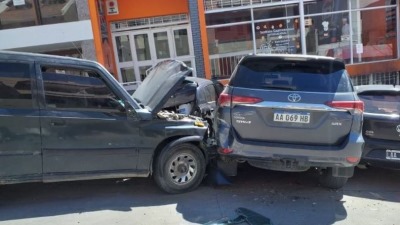 Se quedó sin frenos y chocó a tres autos