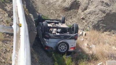 Perdió el control de su camioneta y volcó en la ruta