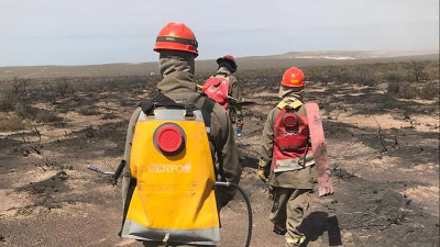 El incendio está controlado, pero otros focos complican la extinción definitiva