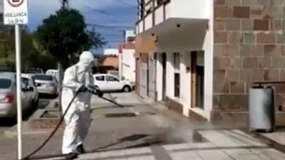 Desinfectan hasta las calles