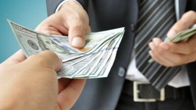El dólar blue llega a $125 y más argentinos prefieren los billetes en casa
