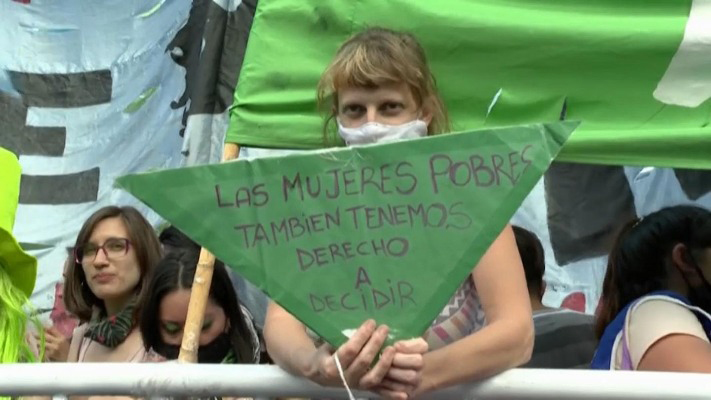 Cada 24 horas, más de 1.200 mujeres deciden practicarse un aborto en Argentina