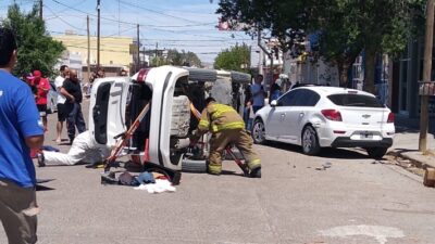 9 de Julio y Alvear, Accidente, bomberos voluntarios, Centro, puerto madryn, Taxi, Vuelco