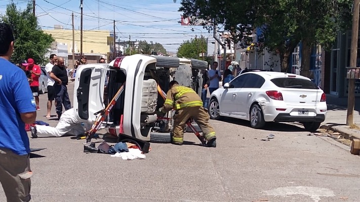 Volcó un vehículo en pleno centro de Puerto Madryn