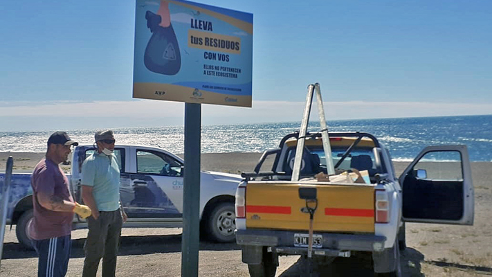 Ponen carteles para que la gente no tire basura en la playa