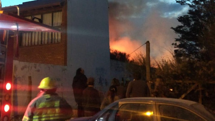 Voraz incendio de vivienda en Puerto Madryn