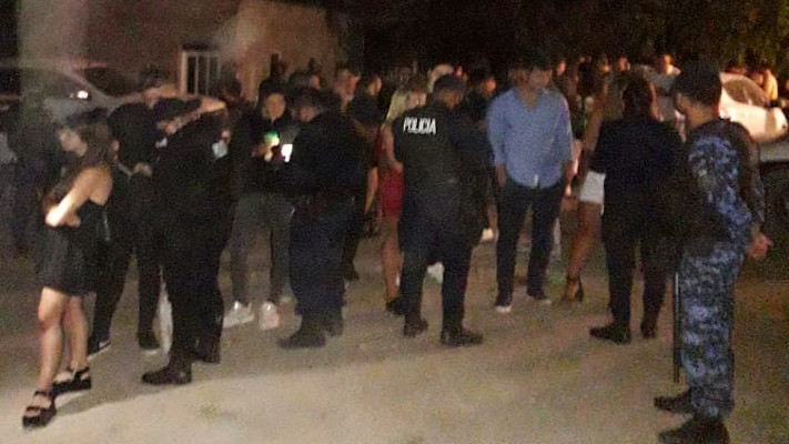 Policías intervinieron en fiesta clandestina en Quintas con más de 100 personas