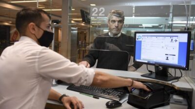 Bajo un estricto protocolo, arribó el último avión procedente de Reino Unido