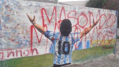 colecta de alimentos, DIEGO MARADONA ETERNO, jornada, La Pelota y el mural no se manchan, Peña, restauración, TRELEW
