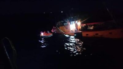 Rescatan a tripulantes de un pesquero que se hundió en Río Negro