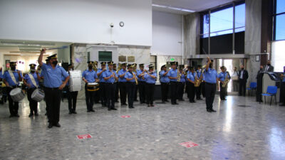 Espectáculo sorpresa de la Banda de Música de la Policía en el Banco del Chubut