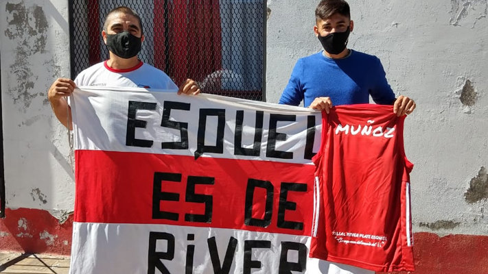 Arbe y Muñoz recibieron obsequios de la Filial River Plate Esquel