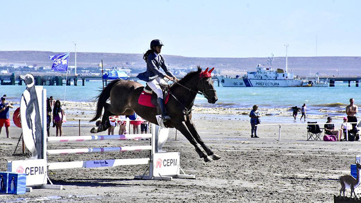 Brillante espectáculo de Equitación en la playa