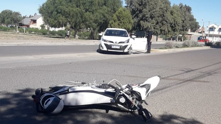 Madryn: Un motociclista fue embestido por un automovilista