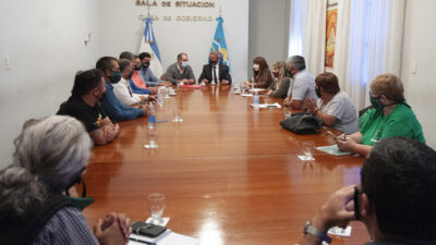 aguinaldo, Arcioni, ATE, auxiliares, chubut, deuda, docentes, estatales, gremios