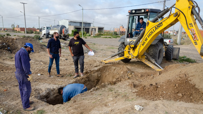 Avanza la obra de empalme a la red de agua del futuro Parque Industrial de Rawson