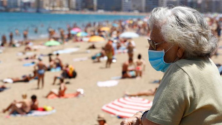 En Europa, el barbijo es obligatorio hasta en la playa