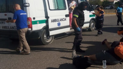 Madryn: Una ciclista colisionó contra un utilitario