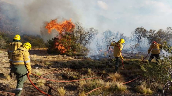 Chubut: El viento afectó incendios en la región al límite con Río Negro
