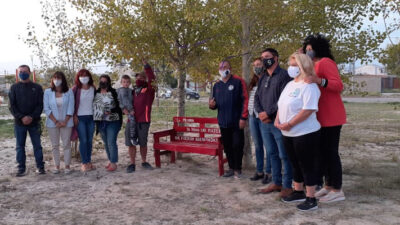 «8M» en Madryn: Inauguraron Banco Rojo en el barrio Solana