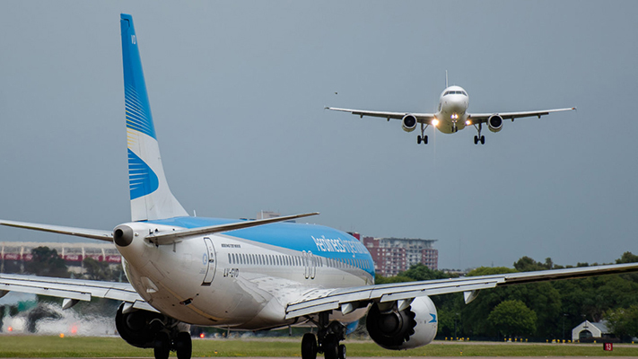 Podrían cancelar los vuelos de repatriación de 27.000 turistas argentinos en el exterior