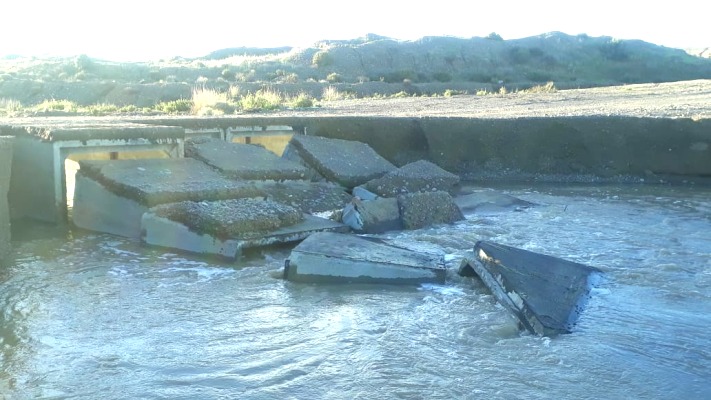 Urgente: El agua arrasó con el camino en la zona de El Sombrerito