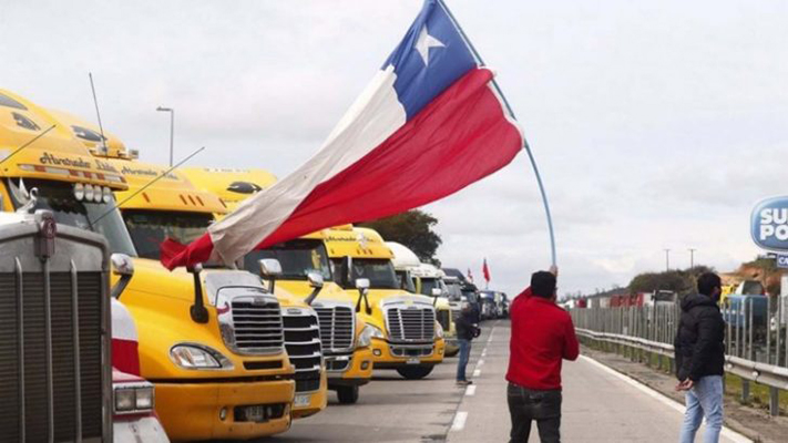 Tierra del Fuego está aislada por bloqueo de camioneros chilenos