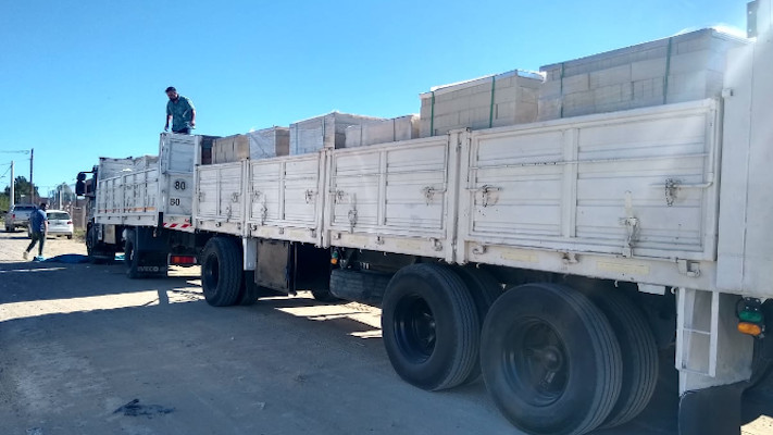 Madryn: Vecinos solidarios envían 20.000 ladrillos a afectados por incendios en la Comarca