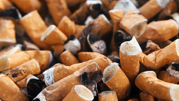 Reino Unido estudia obligar a la industria tabacalera a pagar por las colillas de cigarrillo
