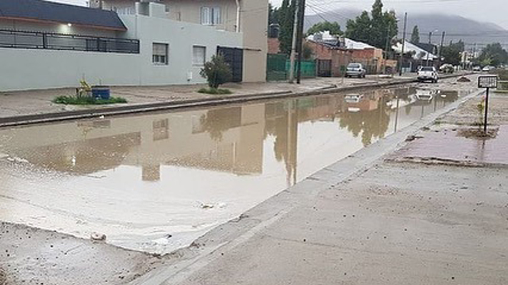 La lluvia deja varias calles anegadas en el Valle y la costa chubutense