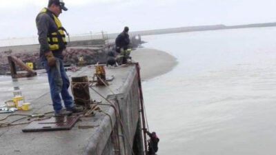 Ejecutan mejoras en las defensas del muelle pesquero de Puerto Rawson