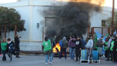 Acampe, ATE, Casa de Gobierno, chubut, Rawson, RECOMPOSICIÓN SALARIAL, salarios adeudados, trabajadores estatales