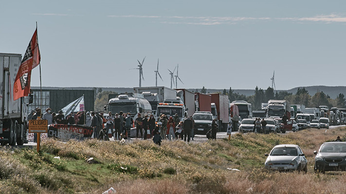 Tensión y violentos incidentes en piquete de antimineros en Trelew