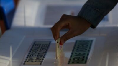 Comienza el conteo de votos en las megaelecciones chilenas