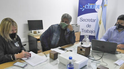 Etiquetas: ATE, chubut, deuda salarial, estatales, Huelga de hambre, Secretaría de Trabajo, sociedad