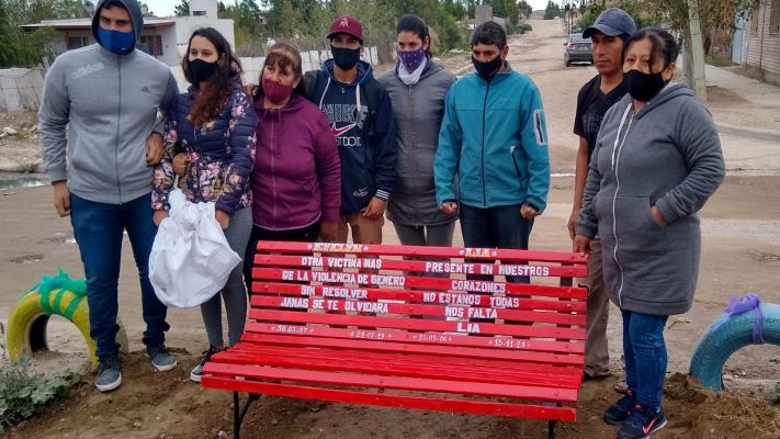 Madryn: Banco Rojo en la plazoleta «Lía Vásquez» del barrio Pujol