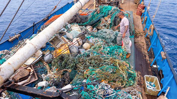 Extraen toneladas de plástico de la Gran Mancha de Basura en el océano Pacífico