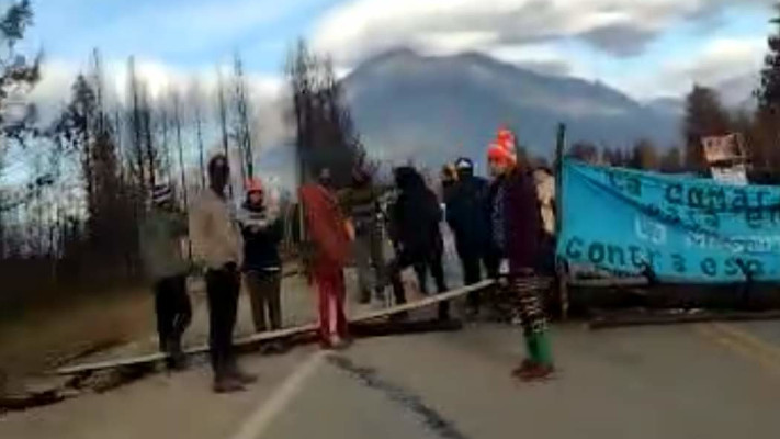Manifestantes antimineros continúan cortando la Ruta 40