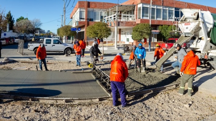 Rawson: el Municipio y la Cooperativa reconstruyen pavimento en la calle Moreno