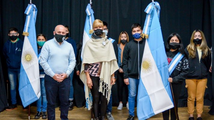 Sastre: «La Bandera es nuestro símbolo de unidad y hoy tenemos que estar más juntos que nunca»