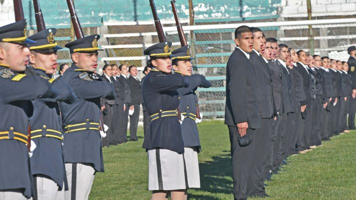 Arcioni tomó juramento de lealtad a 170 aspirantes y cadetes de la ...
