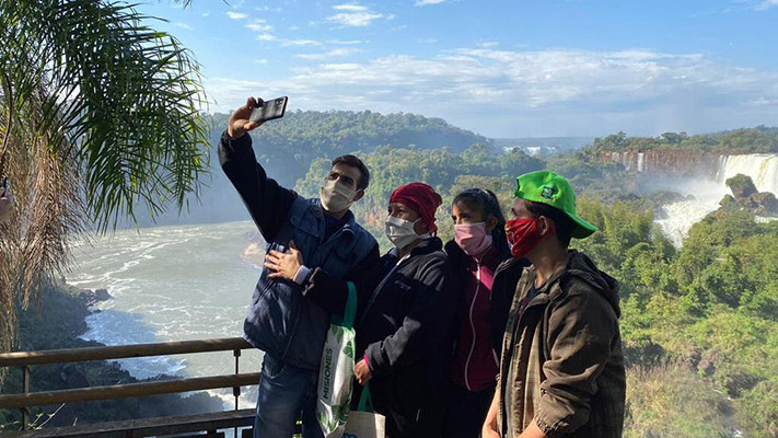 Iguazú se sumó a El Calafate vacunando al sector turístico