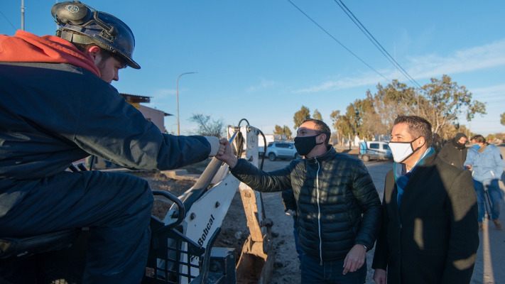 Trelew: Maderna recorrió obra de gas en barrio Comercio