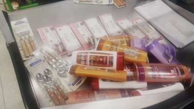 Madryn: detuvieron a una mujer que robaba shampoo, chocolate y cubiertos